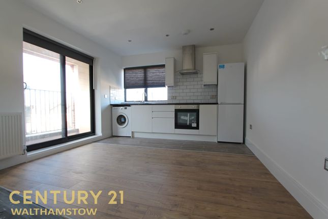 Triplex to rent in Sutherland Road, London