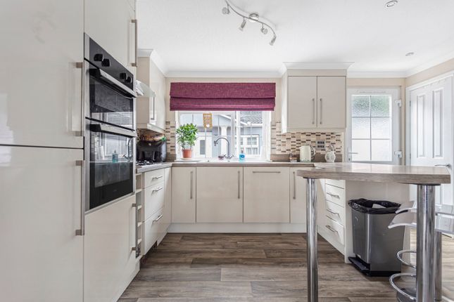 4, Nightingale Rise, Addlestone photo 3