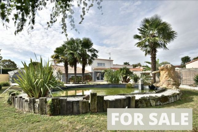 Villa for sale in La Rochelle, Poitou-Charentes, 17000, France