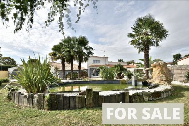 Thumbnail Villa for sale in La Rochelle, Poitou-Charentes, 17000, France