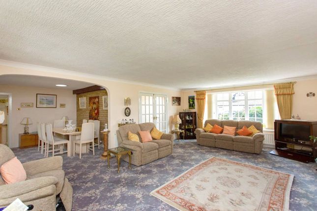 11 Leaconfield Drive, Manchester photo 3