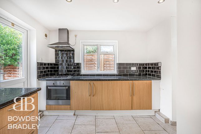 97 Leslie Road, London photo 4
