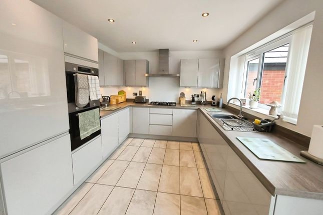 12, Lily Lane, Telford photo 4