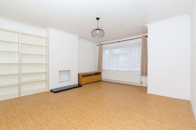 Thumbnail Flat to rent in Hermitage Close, Slough