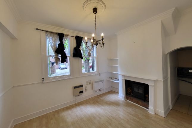 Flat to rent in Hyde House, Cresent Rise, Luton