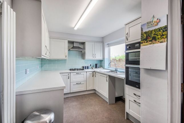 65, Lyndhurst Way, Gravesend photo 4