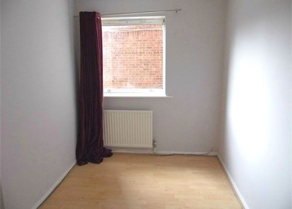Flat to rent in Makepeace Road, Northolt