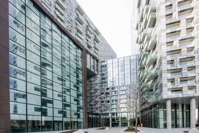 Thumbnail Flat for sale in Lincoln Plaza, Canary Wharf, London