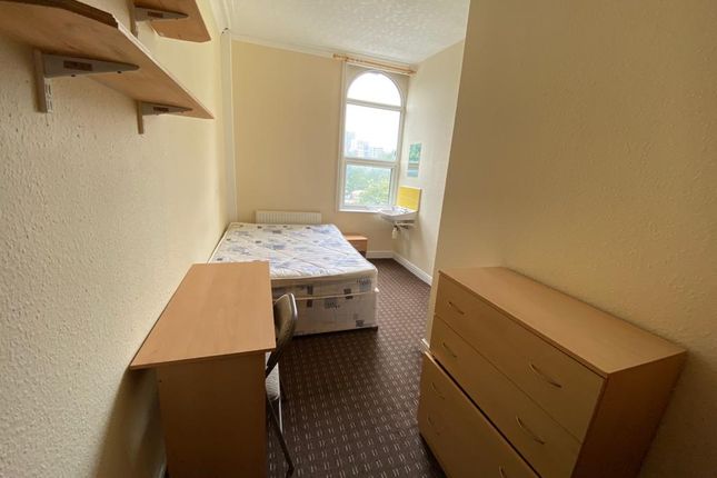 Shared accommodation to rent in Blackman Lane, Leeds