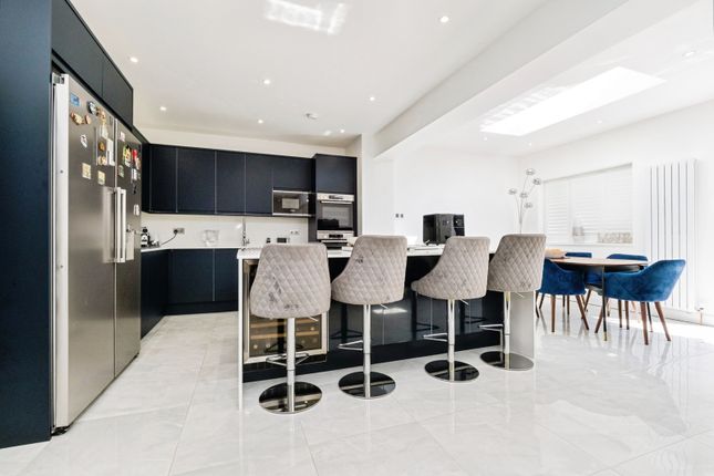 31, Lilian Gardens, Woodford Green photo 4