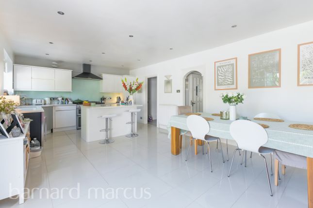 7, Bargate Close, NEW MALDEN photo 4