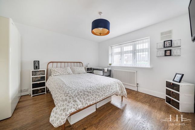 24 Kingaby Gardens, Rainham photo 4