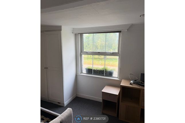 Flat, Sextons Hampton Court Road, East Molesey photo 4