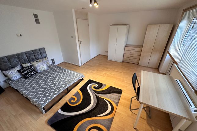 Duplex to rent in Belle Vue Estate, London