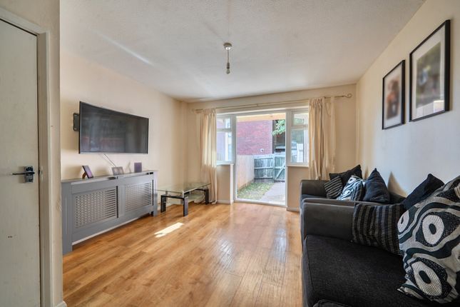 21, The Pentlands, Buckinghamshire photo 2