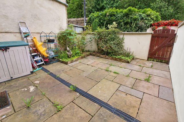 98 Rochdale Road, Todmorden photo 4