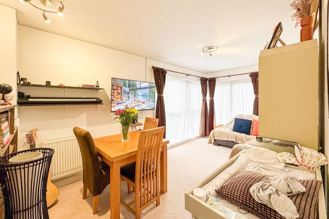 Flat 10, Hornbeam Court Laburnham Close, Barnet photo 3