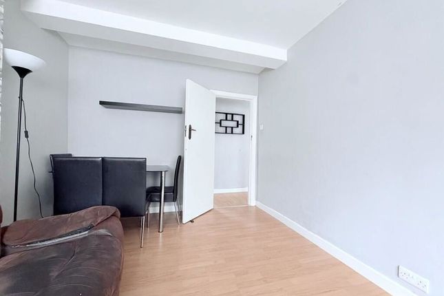3-bed flat on 98A, Victoria Road, Ruislip, £200,000