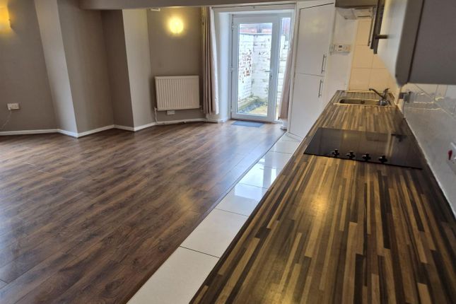 Flat 10, 17, Pine Court, Southport photo 4