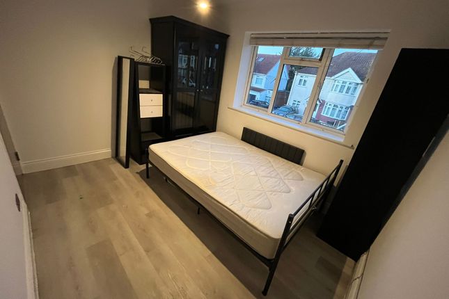 Room 3- £600 Available 01/12/2025