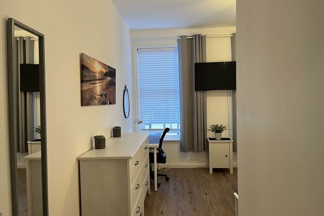 Room 2, High Street, Godalming photo 2