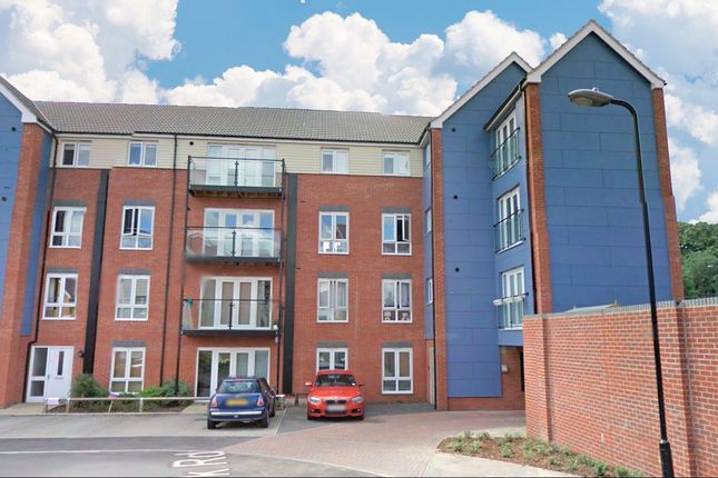 Thumbnail Flat to rent in Chadwick Road, Slough