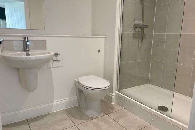 Flat to rent in South Parade, Wakefield