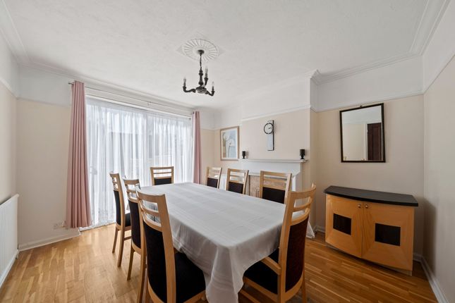 65 St. James Avenue, Sutton photo 4