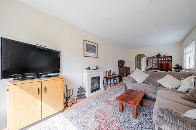 44, Daux Avenue, Billingshurst photo 2