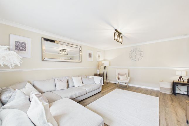 1 Duke's Court, Larkhall photo 3