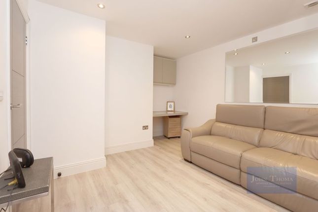 Flat to rent in Manor Road, Chigwell