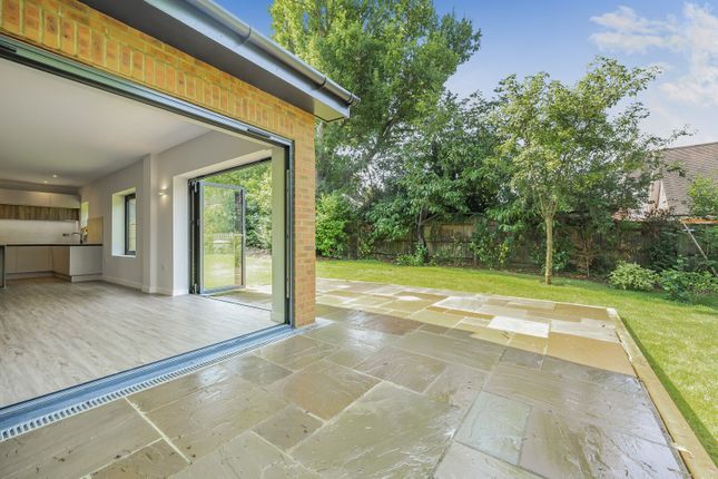 3, Chartland Close, Great Bookham photo 4