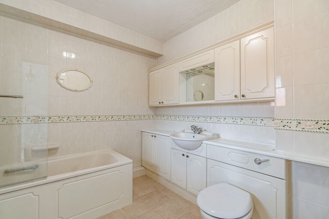 39, Snells Wood Court, Little Chalfont photo 3