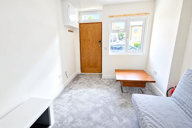 Flat 1, 9 Lower Addiscombe Road, Croydon photo 3