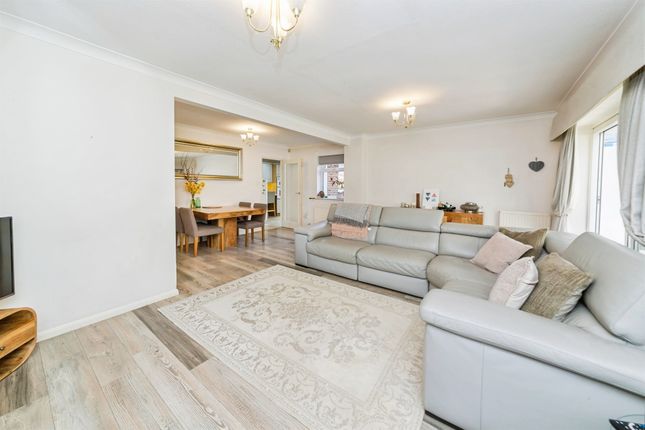 64, Lashmere, Crawley photo 3