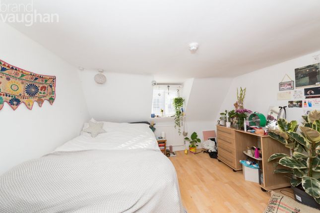 Terraced house to rent in George Street, Brighton