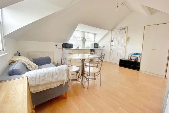 Studio house on Fellows Road, London, £1,400/mo