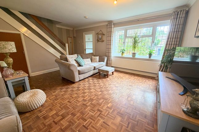14 Martindale Avenue, Camberley photo 4