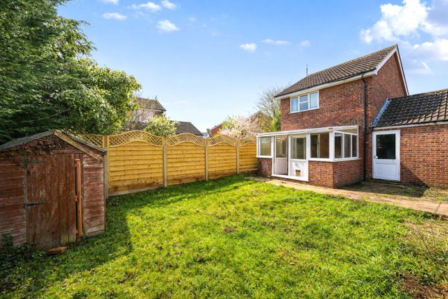 23, Caernarvon, Camberley photo 2
