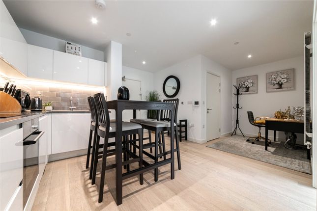 Flat to rent in Pendant Court, 36 Royal Crest Avenue, Royal Wharf, London