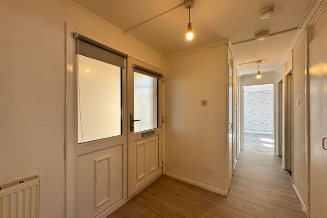 111 Paterson Avenue Irvine KA12 9LW, Irvine photo 2
