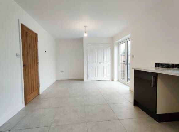 8a, Sutton Crescent, NORWICH photo 5