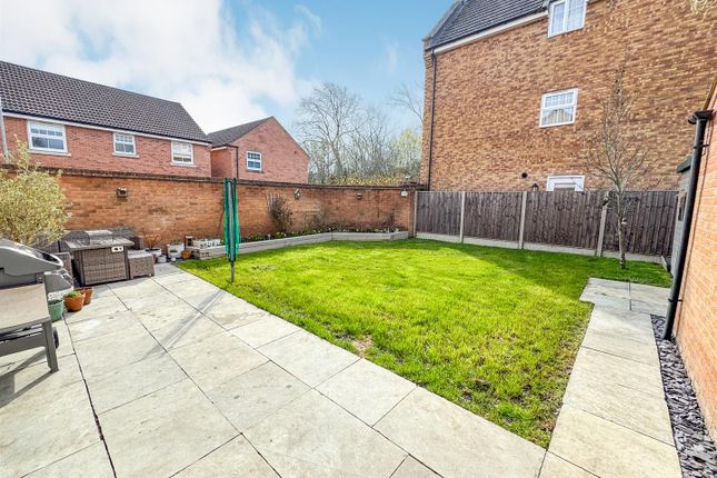 61, Clarendon Close, Corby photo 4