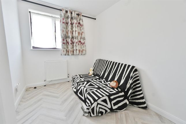 33, Pearl Gardens, Slough photo 2
