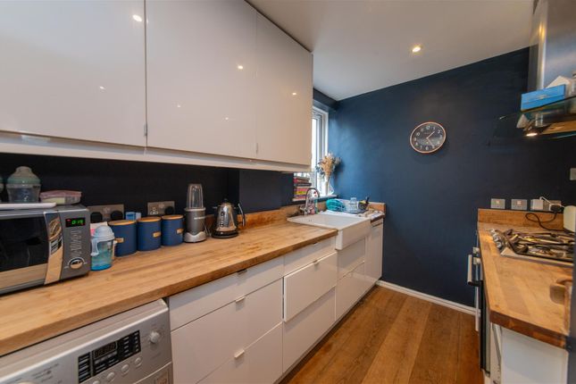 Flat for sale in Squires Lane, London