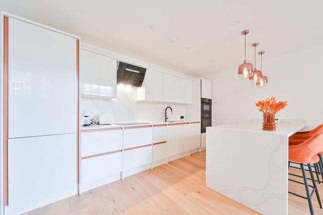 Thumbnail Property to rent in Searles Road, Elephant And Castle, London