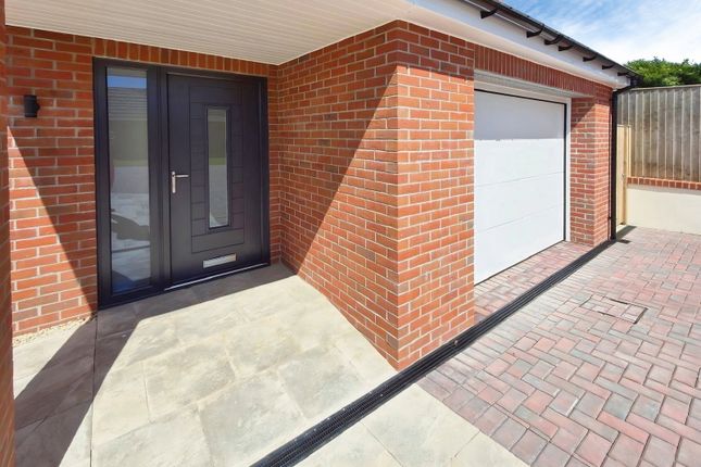 8a, Clos Tir Ffynnon, Swansea photo 3