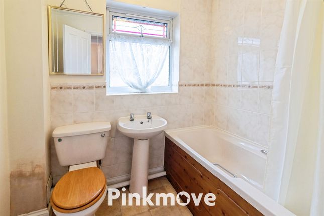 90, Squires Gate, Newport photo 4
