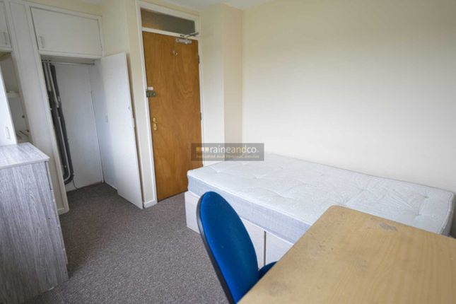 End terrace house to rent in Travellers Lane, Hatfield