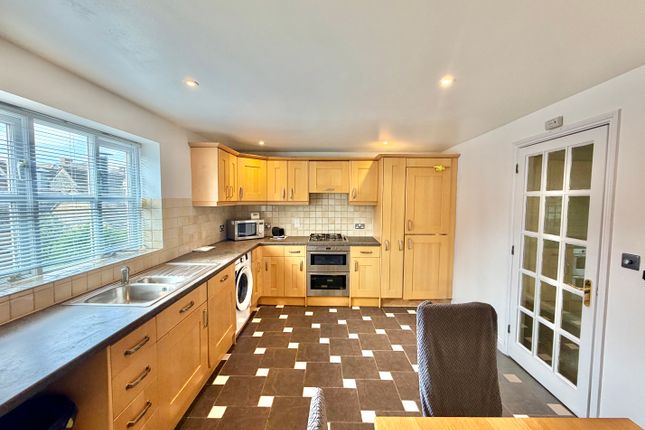 Flat 11, Farriers Court, Waine Rush View, WITNEY photo 2